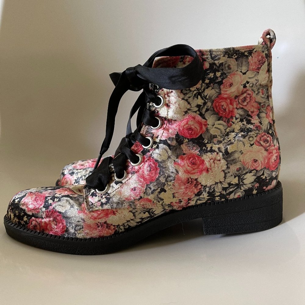 *Dirty Laundry* Floral Combat Style Boots: Size 7.5 w/ Short Heel Black Laces